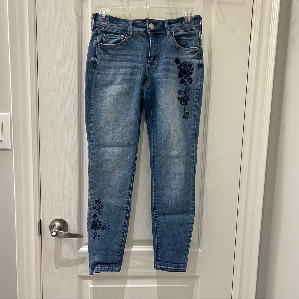 Ricki’s flower Embroidered Women's Jeans Size 4.  Ankle length.